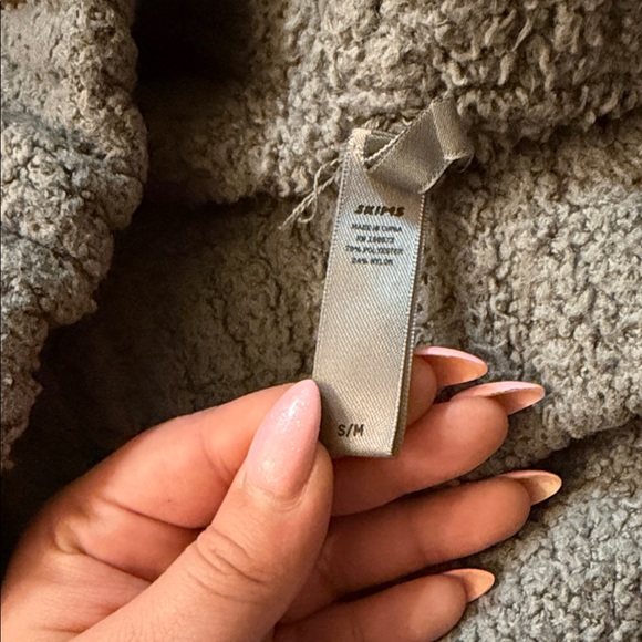 SKIMS Soft Gray Fleece Joggers - Picture 3 of 3